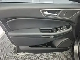 2017  Ford Edge - Image 40
