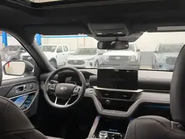 2025  Ford Explorer - Image 10