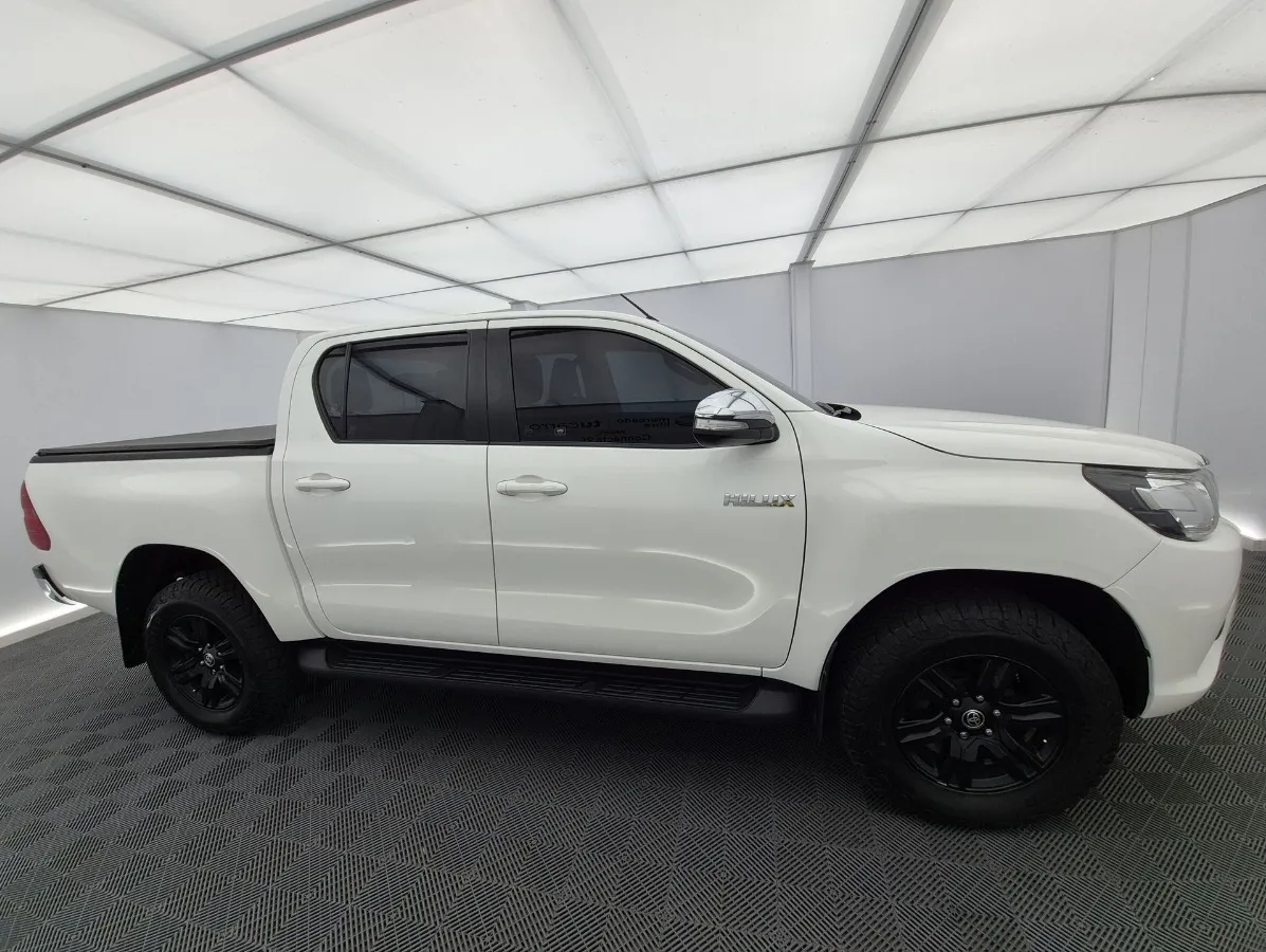 2016 Toyota Hilux low mileage car in Tampa
